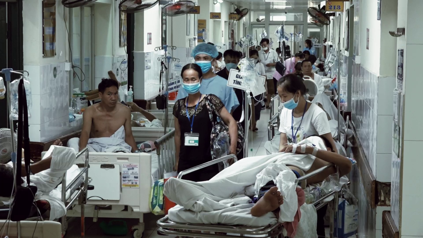 Bệnh nhân điều trị nằm ngoài hành lang Bệnh viện Hữu nghị Việt Đức (Hà Nội). Ảnh: Thế Quỳnh