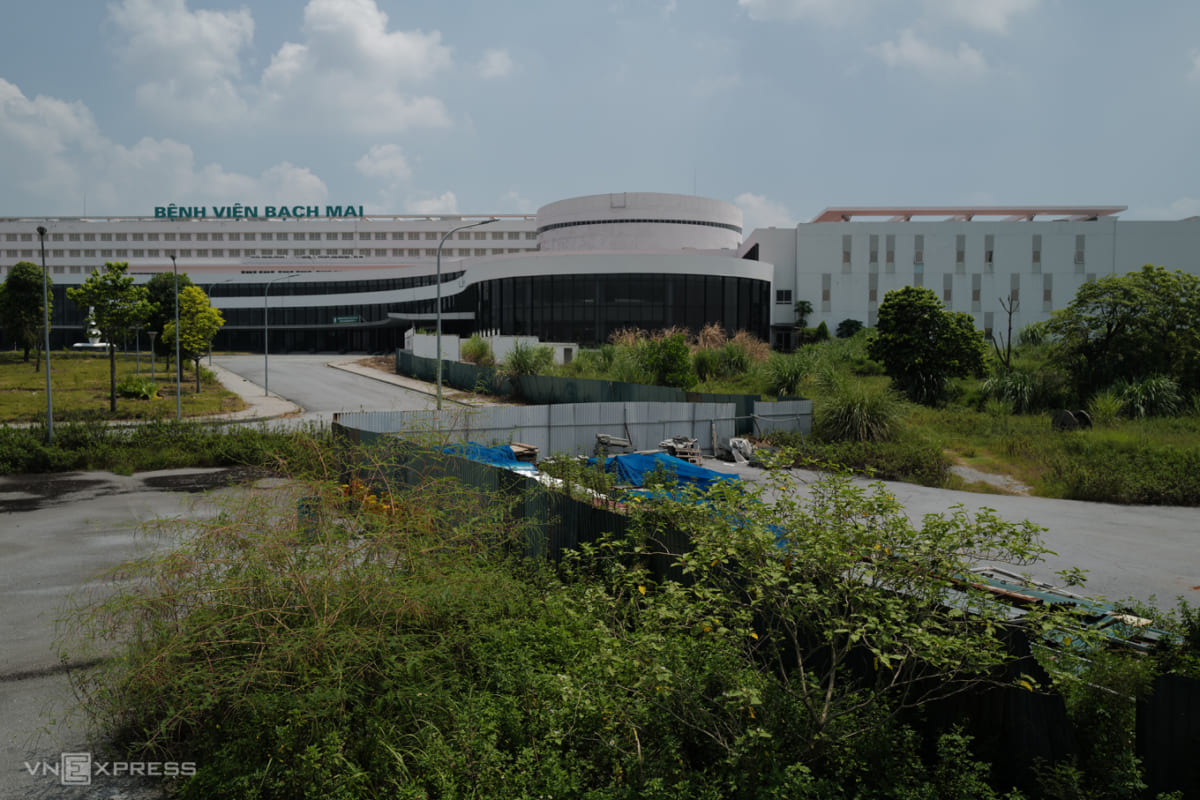 Một khu vực tại Bệnh viện Bạch Mai cơ sở 2 (Hà Nam) mọc cỏ dại, chưa hoàn thành. Ảnh: Ngọc Thành